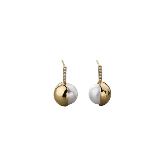 Two sided gold & white pearl stud earrings | Pretty bosses.